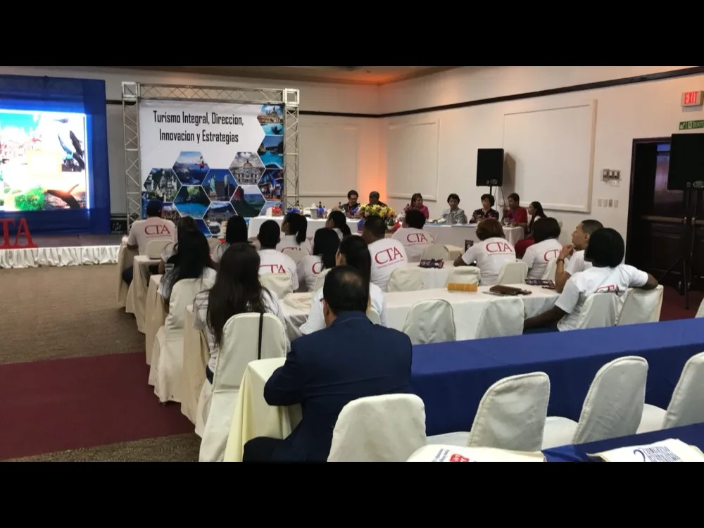 Mesa directiva del congreso y asistentes acreditados durante una sesion de trabajo
