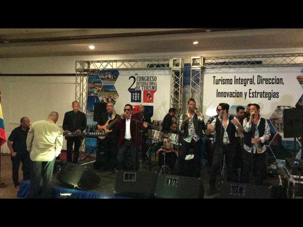 Programa social del congreso: orquesta en vivo en la noche de clausura