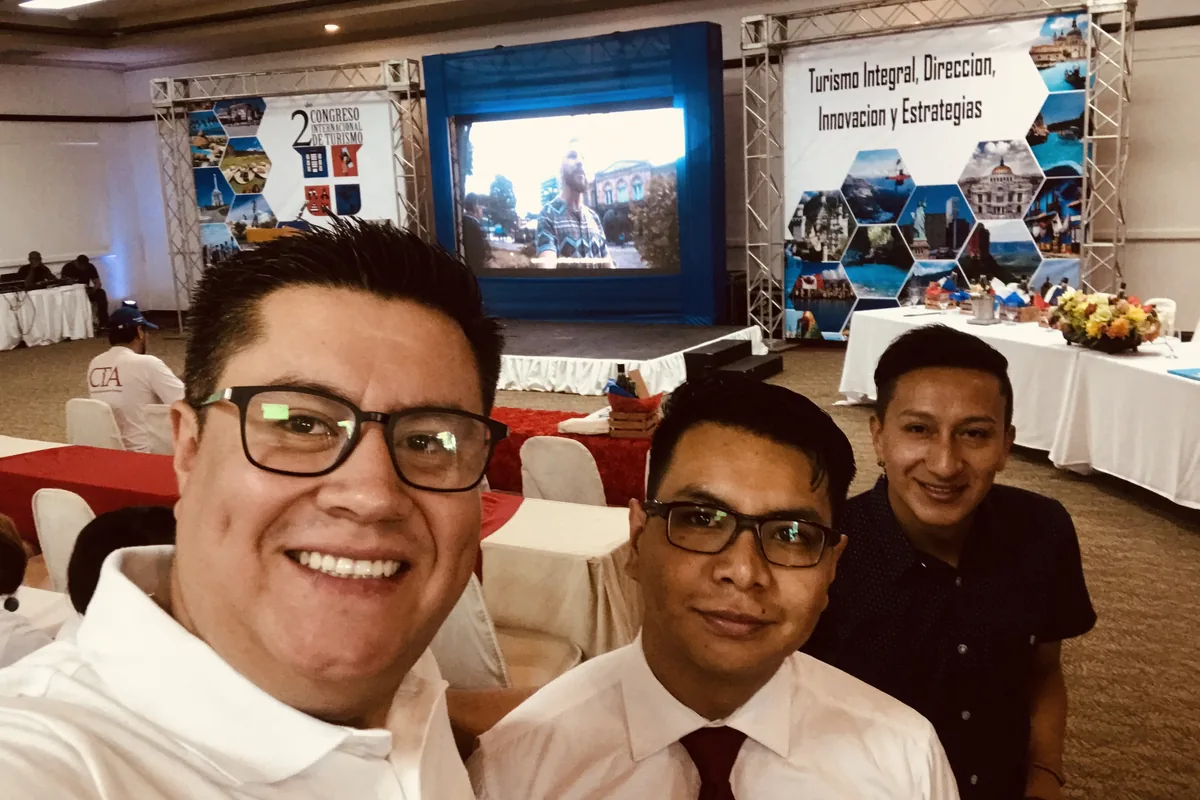 Equipo de AQT Ecuador en un congreso de turismo