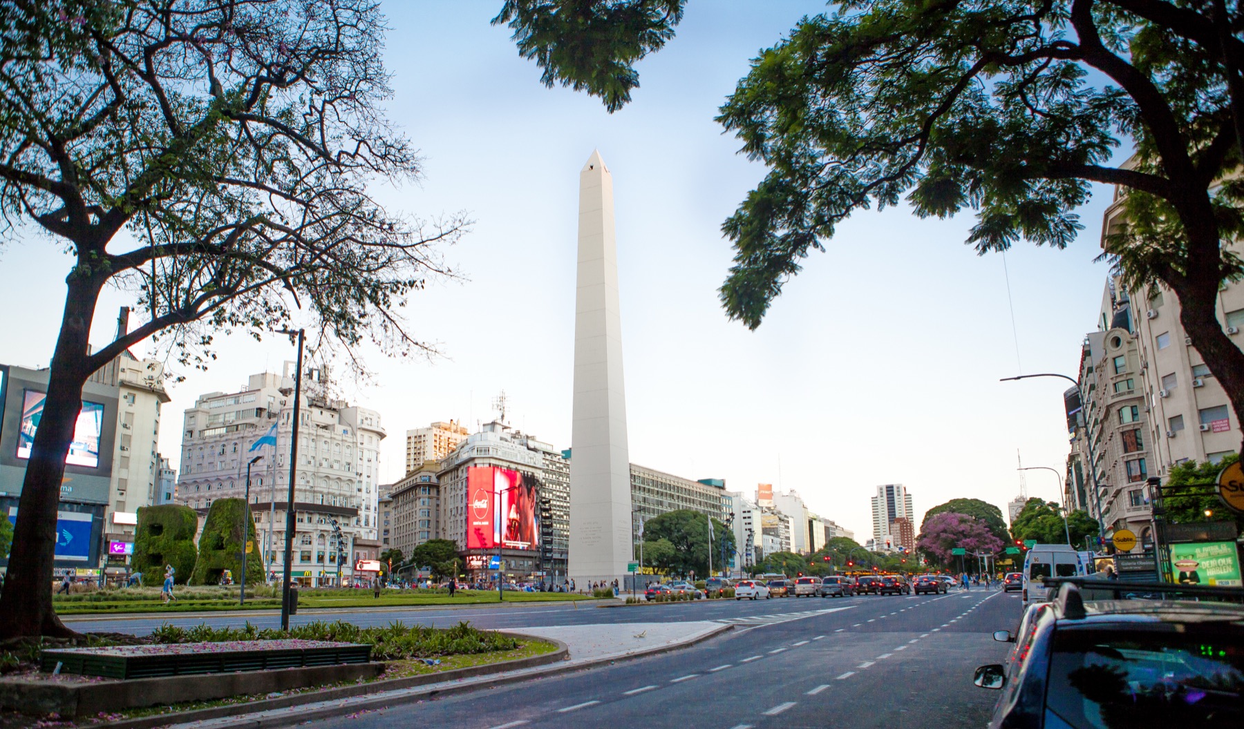 El Obelisco sobre la Avenida 9 de Julio, en Buenos Aires