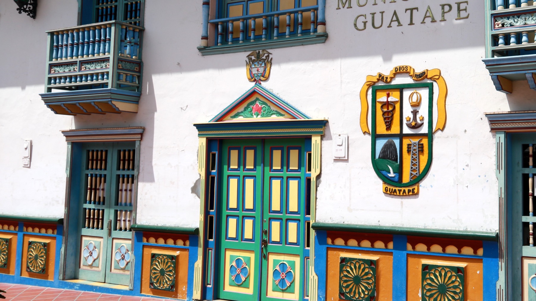 Los zócalos pintados a mano en las fachadas de Guatapé, Antioquia