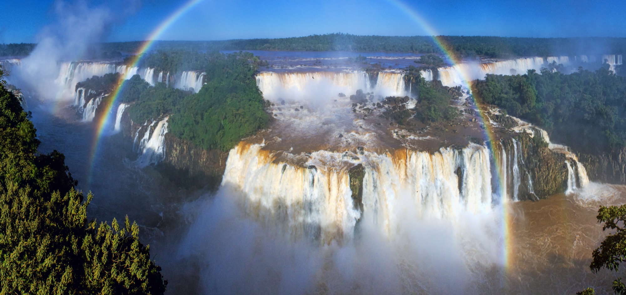 Vista aérea de las Cataratas del Iguazú con un arcoíris sobre los saltos