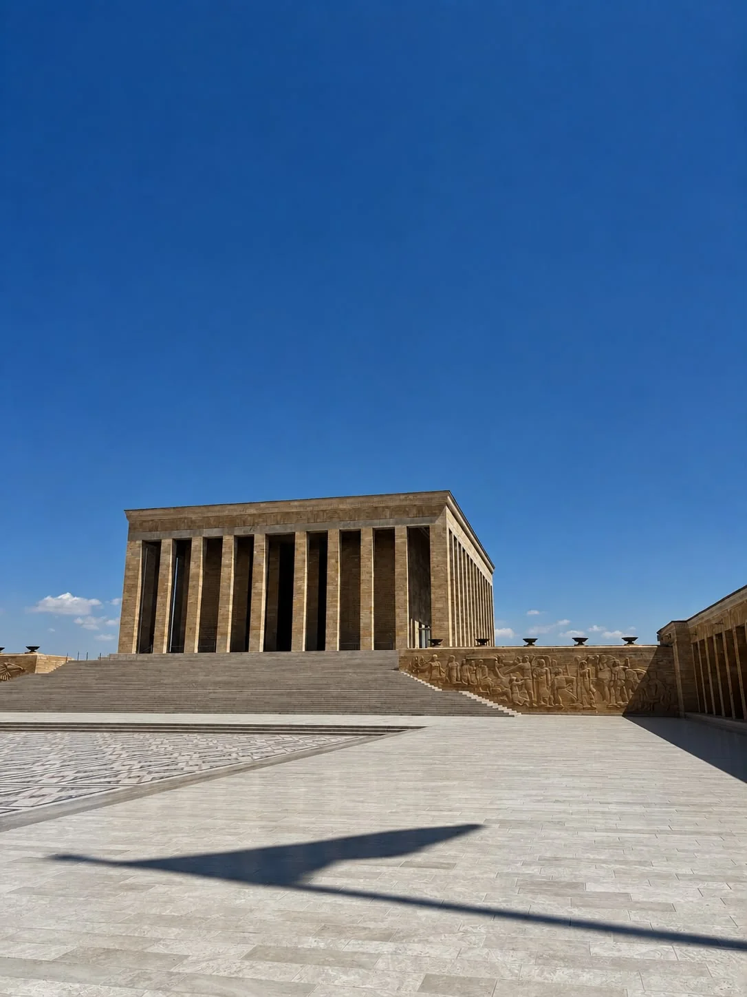 El Anıtkabir, mausoleo de Mustafa Kemal Atatürk en Ankara, con su columnata y la explanada vacía