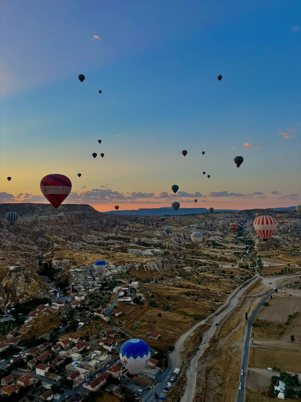 Decenas de globos aerostáticos sobre el valle de Göreme, en Capadocia, al amanecer