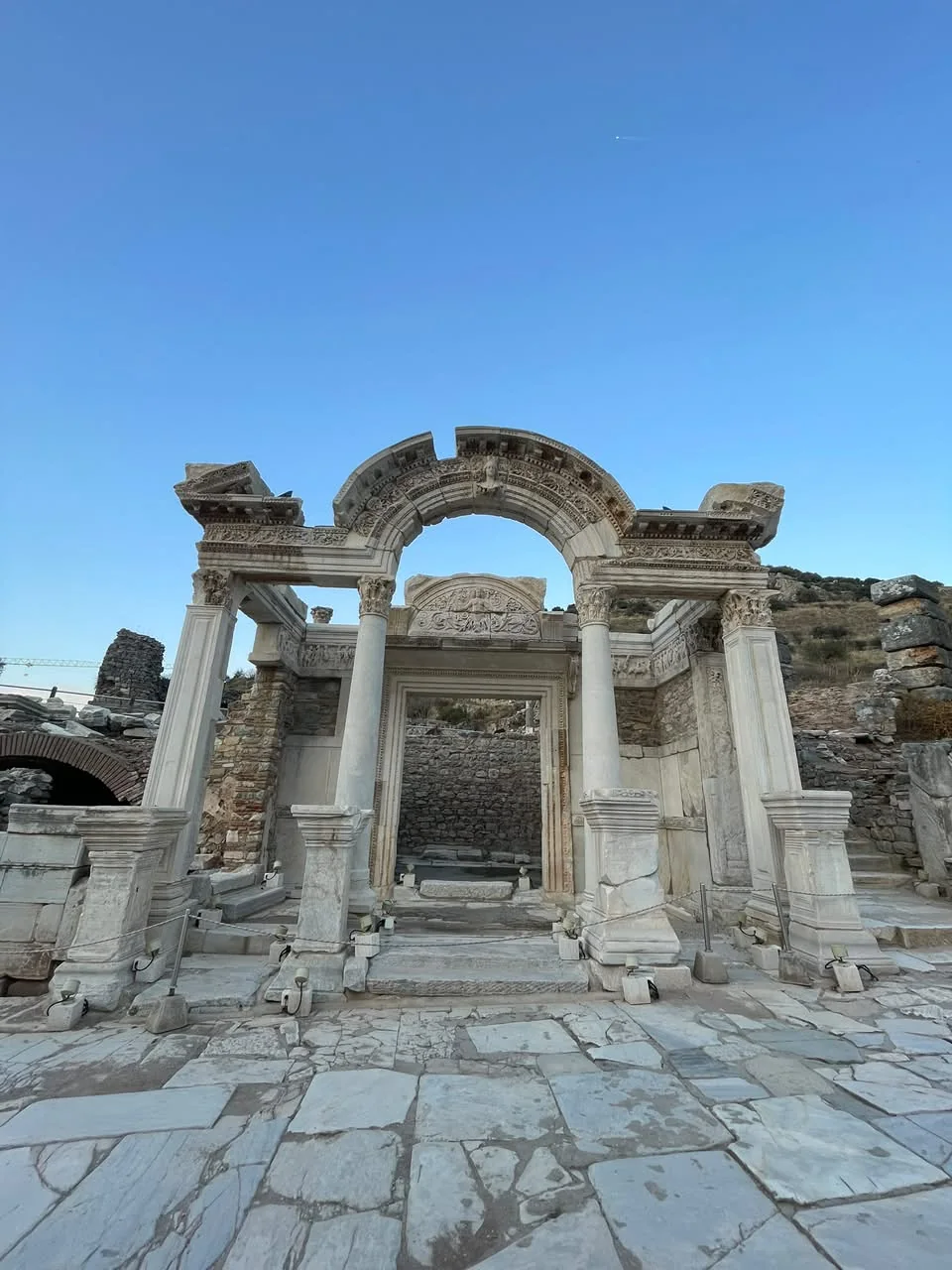 El Templo de Adriano en Éfeso, Turquía, al final de la tarde