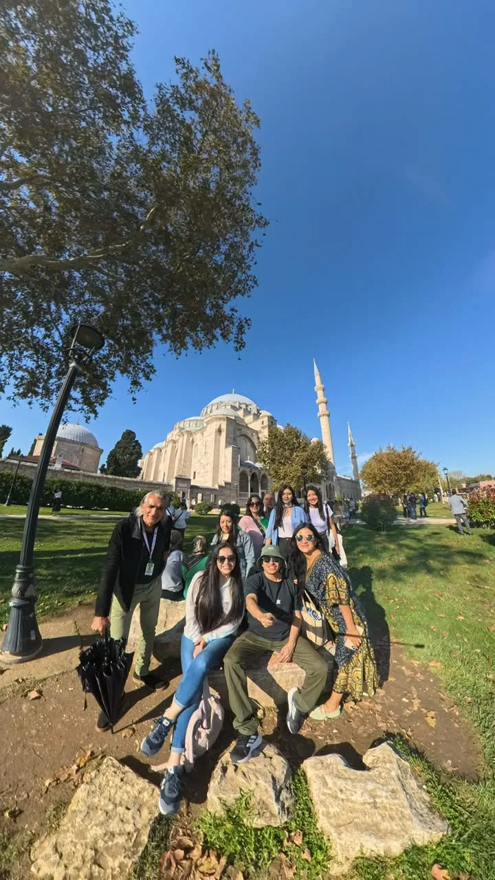 Viajeros de AQT Ecuador sentados frente a la mezquita de Süleymaniye, Estambul