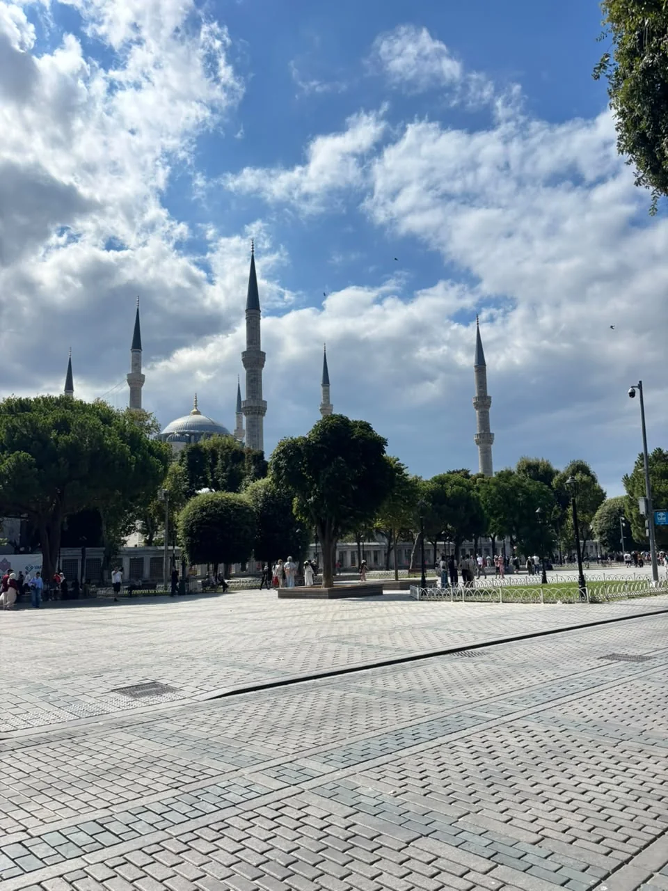 La Mezquita Azul de Estambul con sus seis minaretes, vista desde la plaza de Sultanahmet