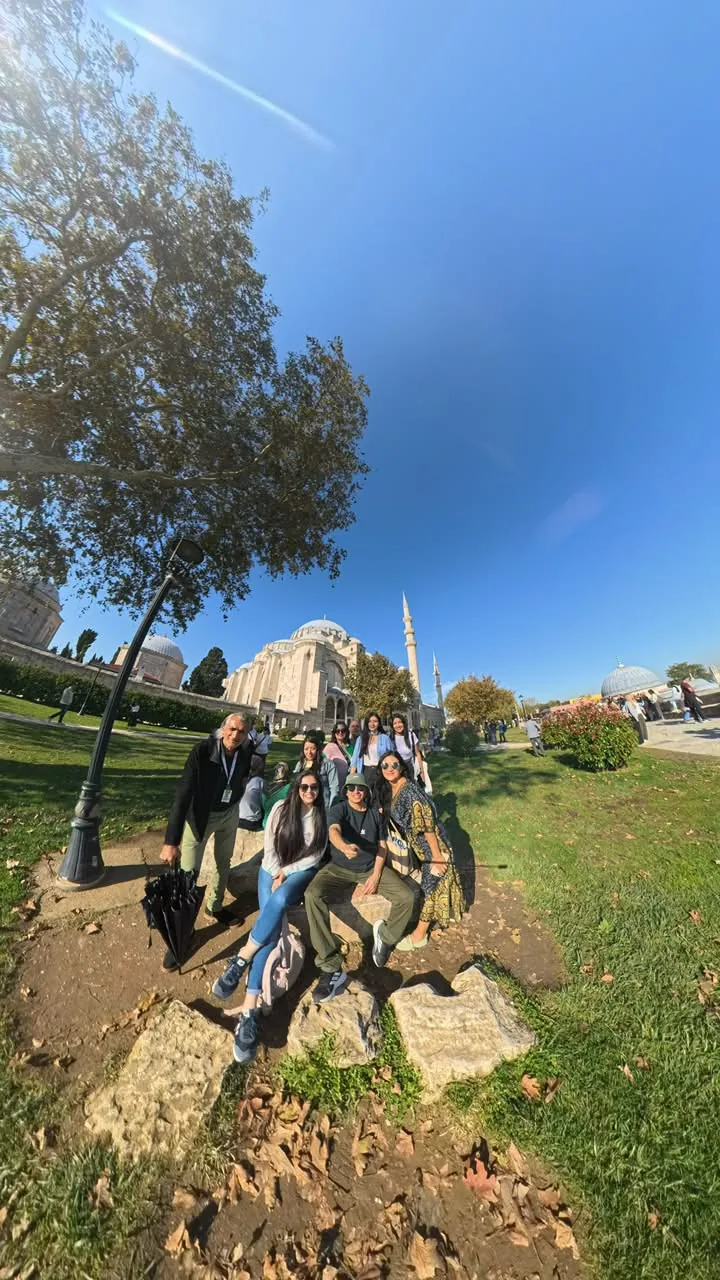 Grupo de viajeros ecuatorianos frente a la mezquita de Süleymaniye en Estambul en un día despejado
