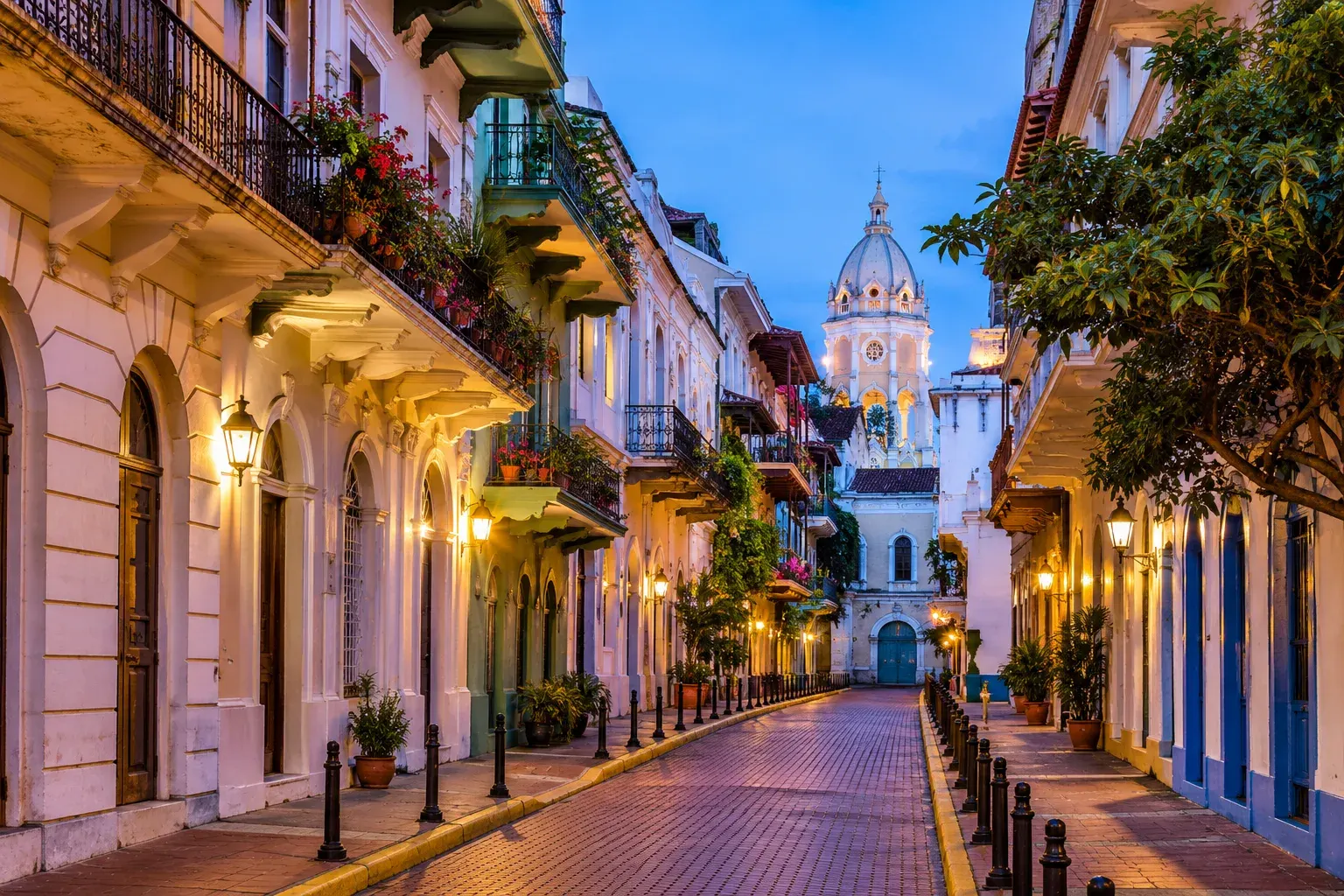 Casco Viejo de Panamá con los rascacielos al fondo