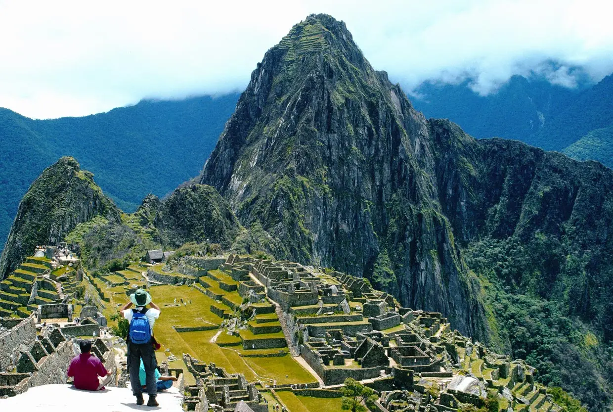 La ciudadela de Machu Picchu con el Huayna Picchu al fondo