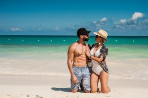 Una pareja de esposos en el mar de punta cana.