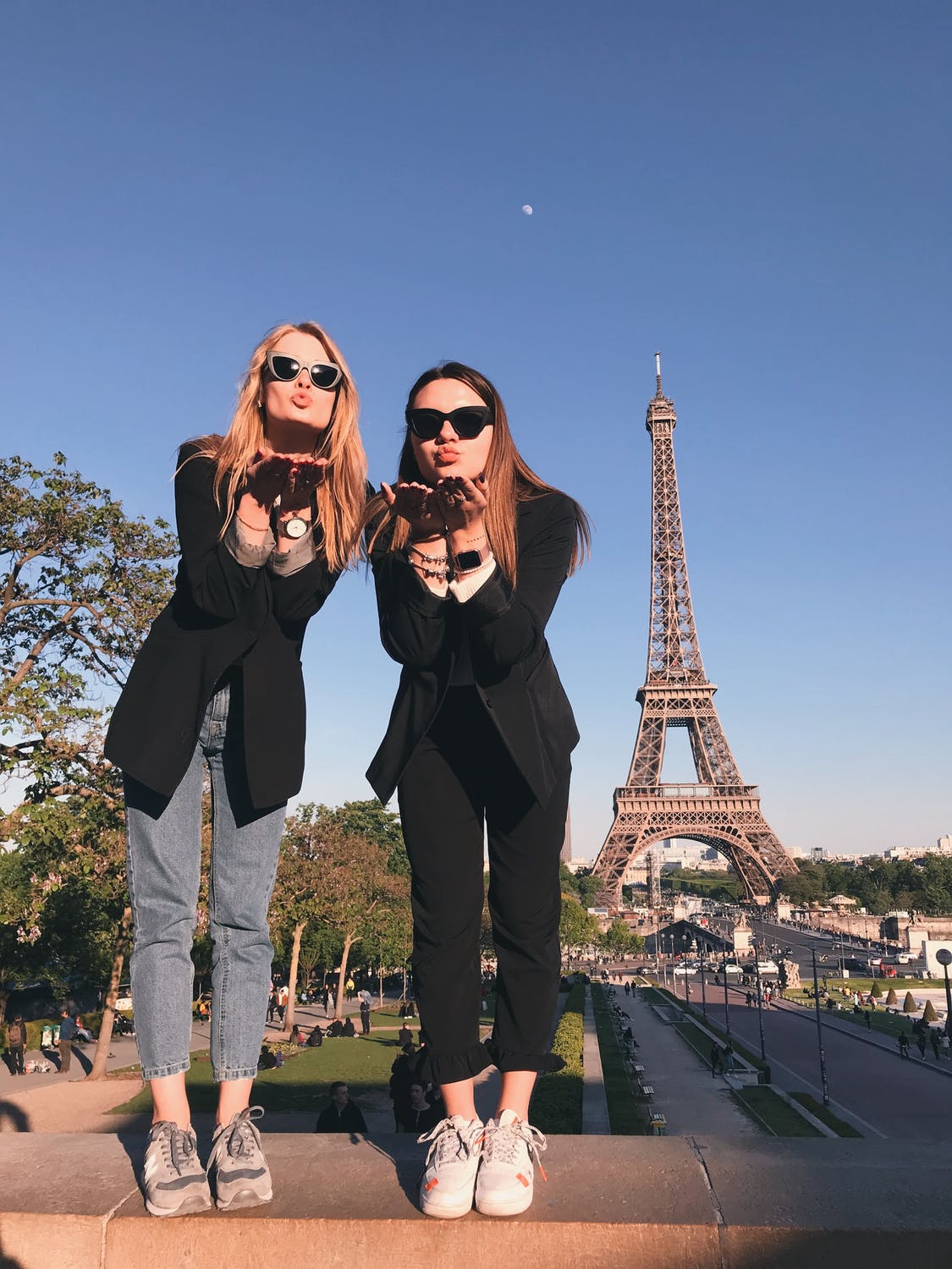 Ecuatorianas disfrutando París con visa Schengen tramitada en AQT Ecuador
