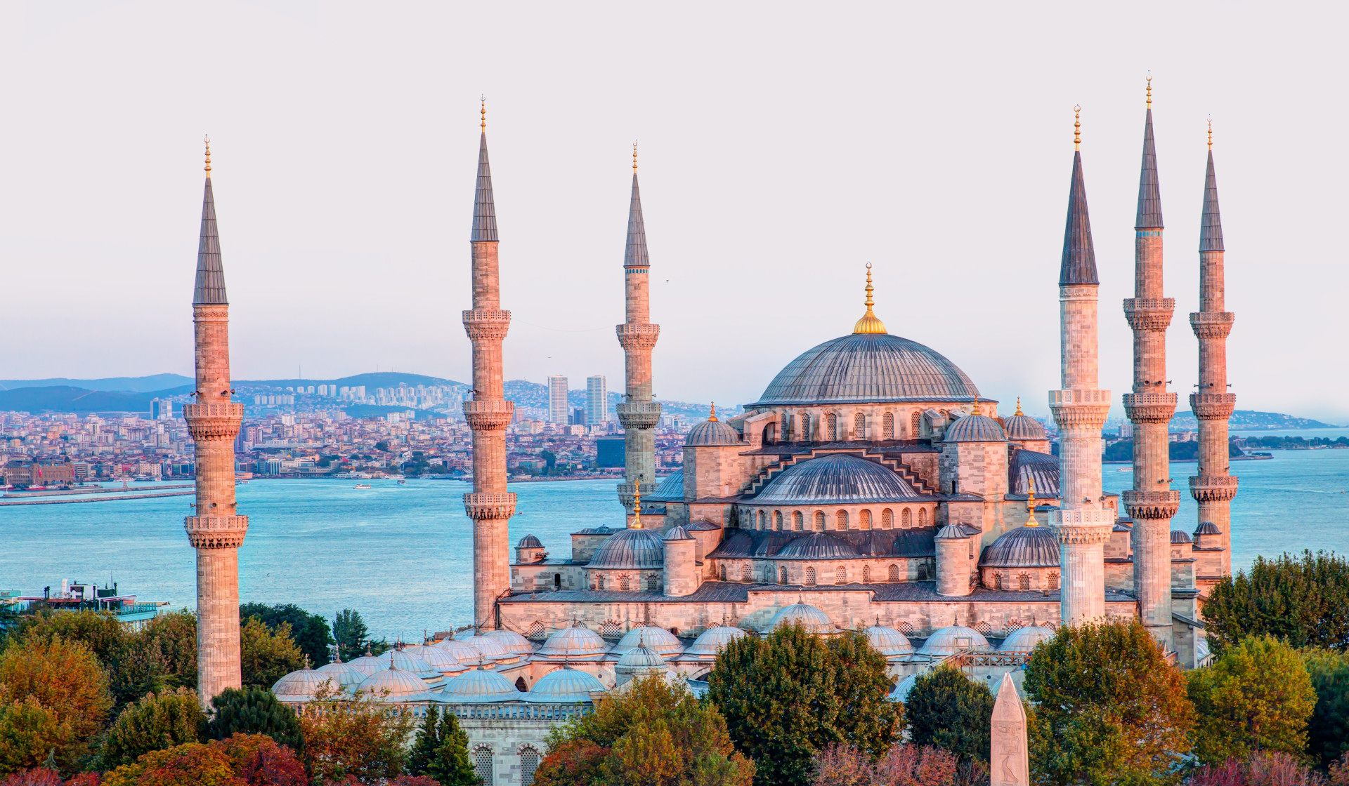 Estambul al atardecer con sus mezquitas sobre el Bósforo