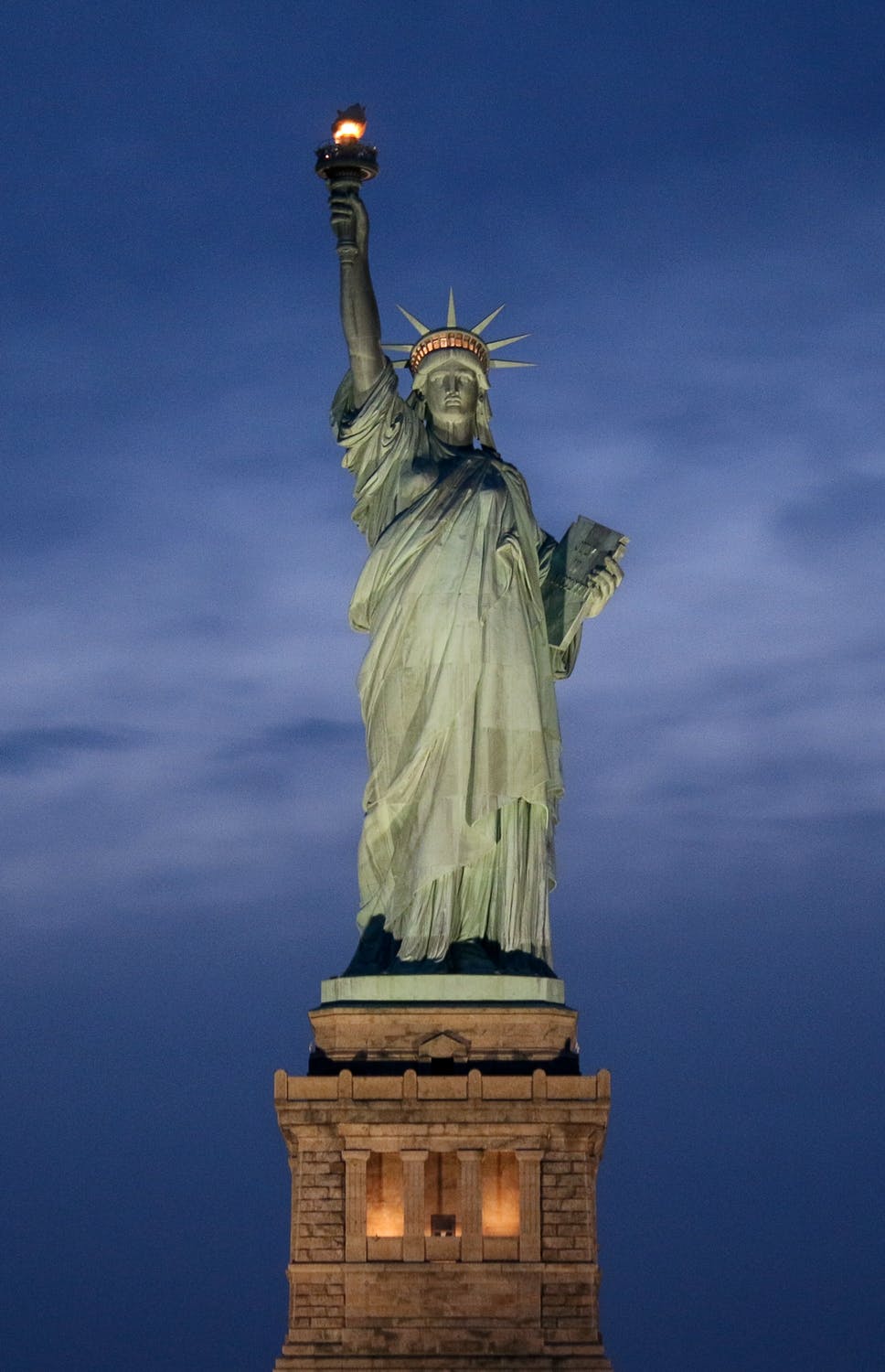 Estatua de la Libertad Nueva York — perdón migratorio USA para ecuatorianos con AQT Ecuador