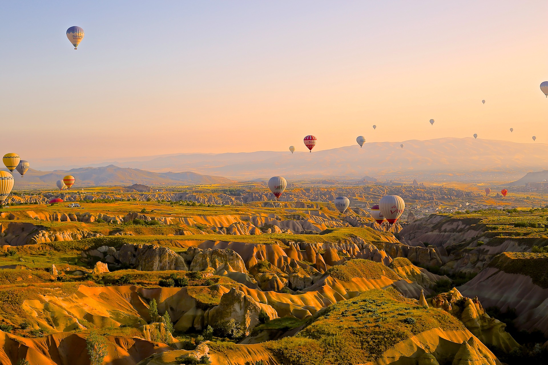 Globos aerostáticos al amanecer sobre Capadocia, Turquía
