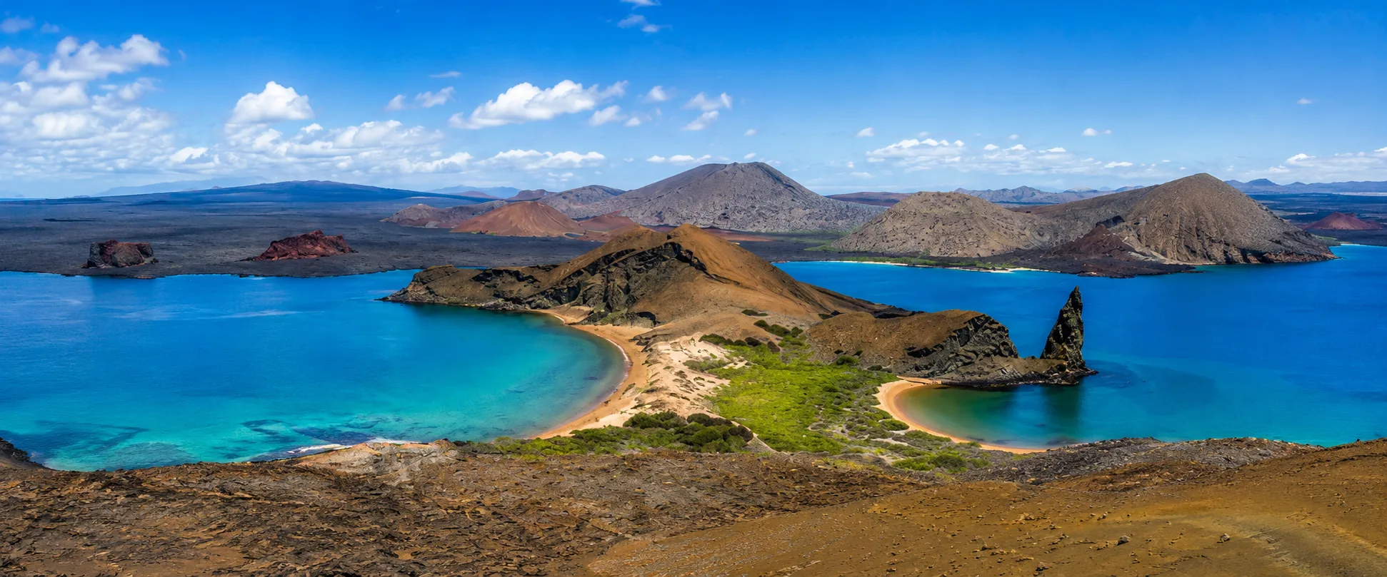 Bahía Sullivan y Pinnacle Rock desde la isla Bartolomé, Galápagos