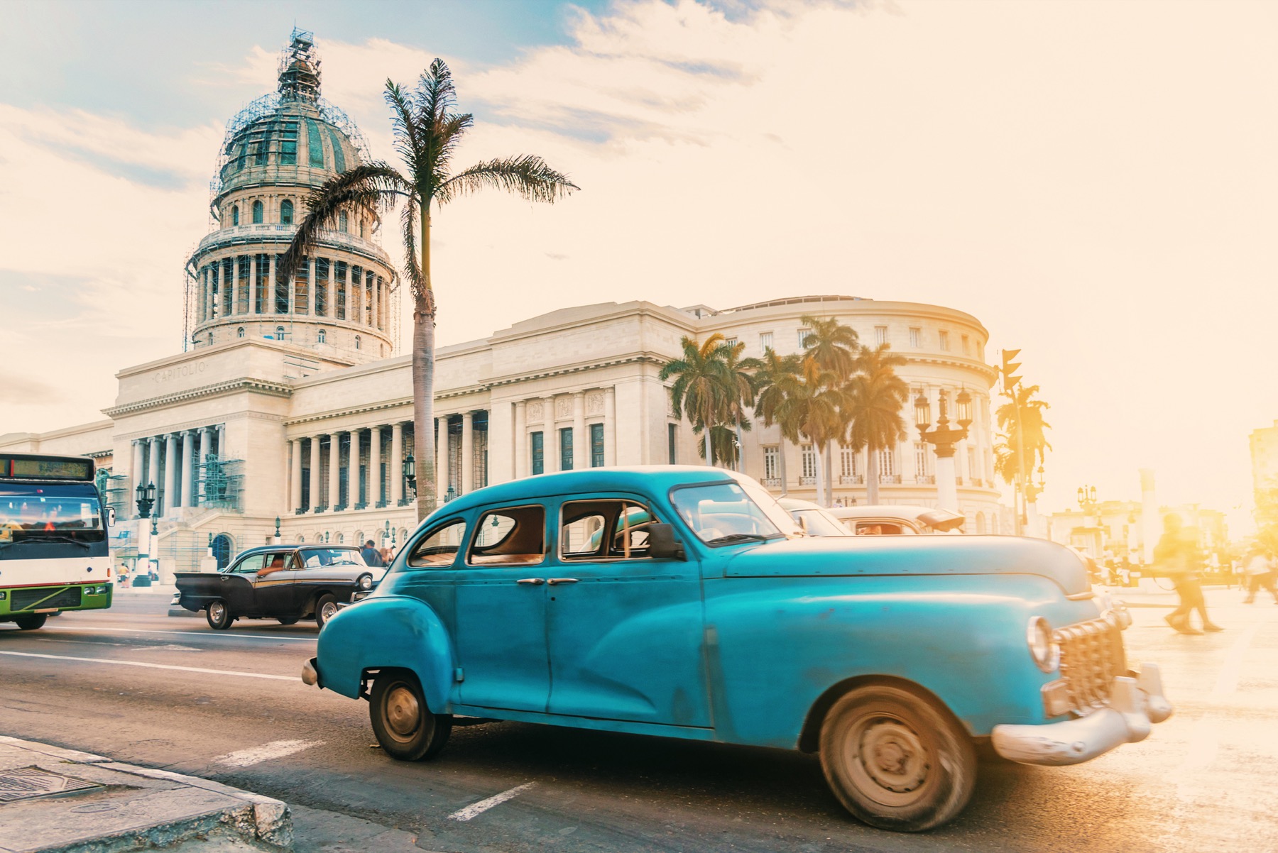 El Capitolio de La Habana con un auto clásico de los años cincuenta