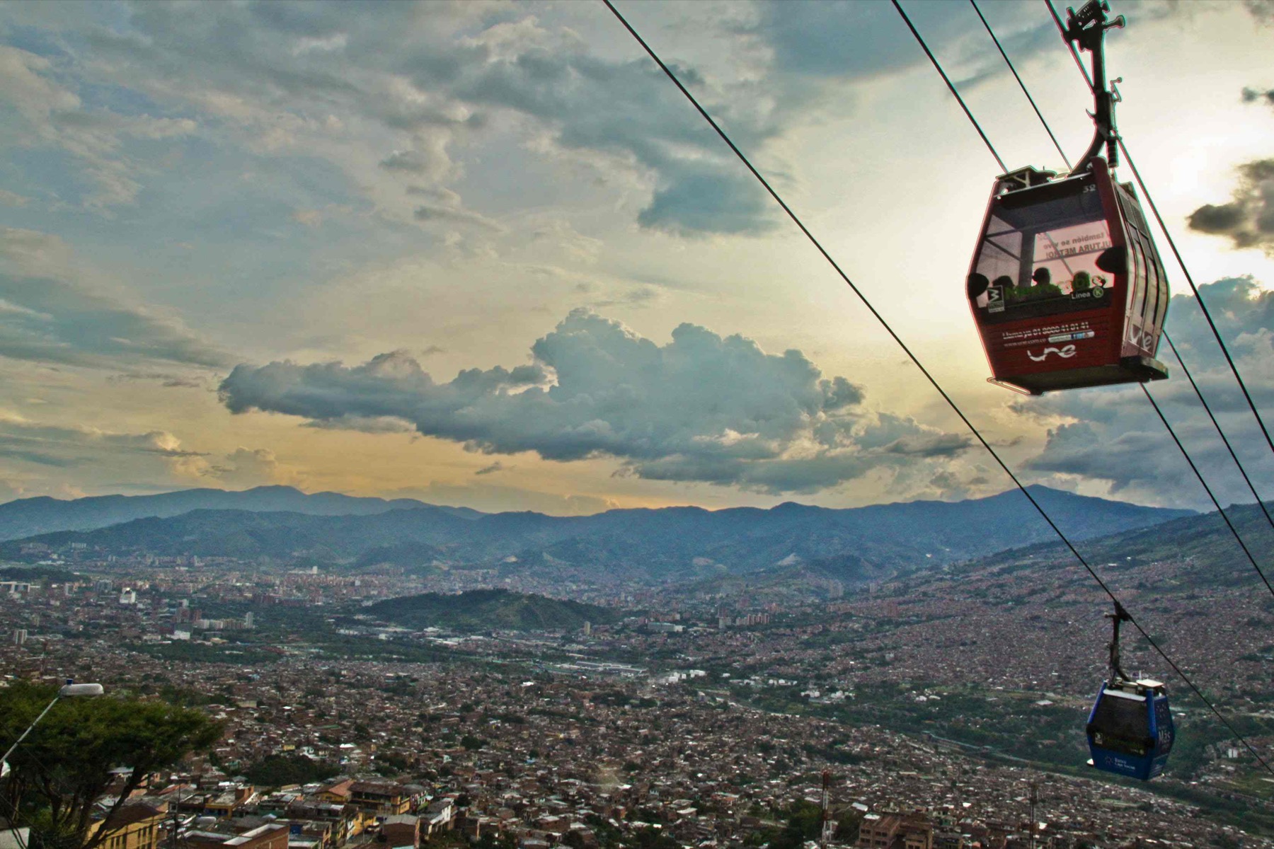 El metrocable de Medellín sobre el valle